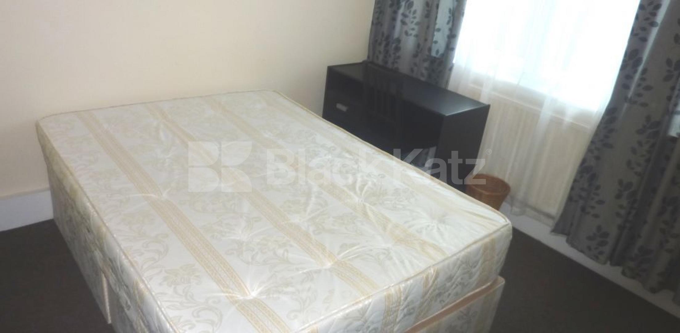 			LARGE 3/4 BED MINUTES TO BAYSWATER! , 3 Bedroom, 1 bath, 1 reception Flat			 Harrow Road , ROYAL OAK / LITTLE VENICE